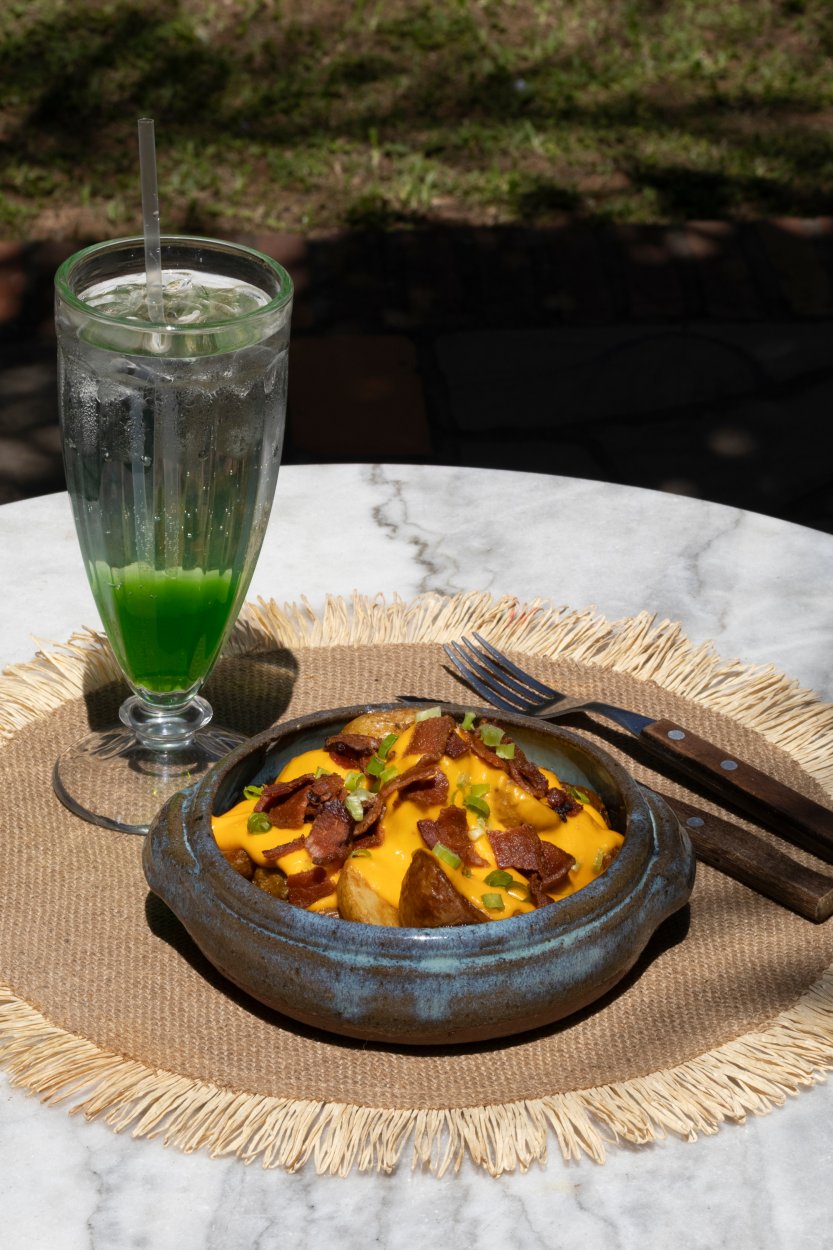 Papas rusticas con salsa cheddar