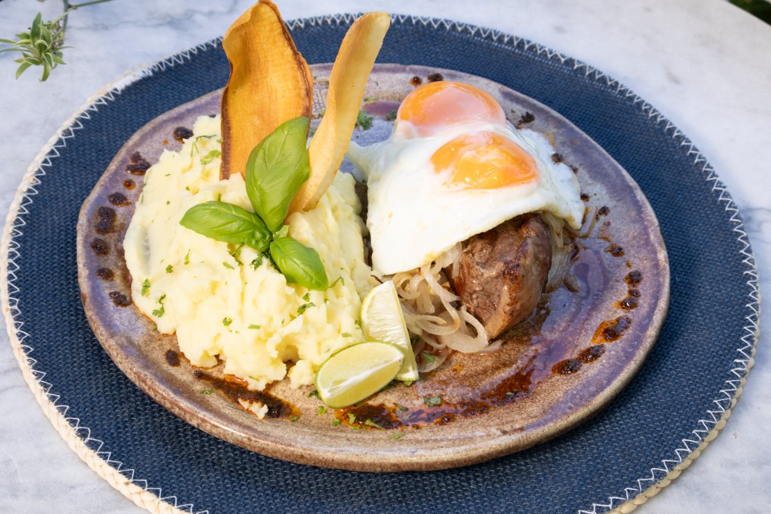 Picanha a caballo con puré al ajillo